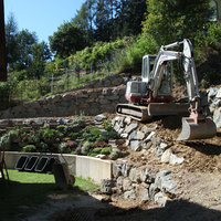 Baggerarbeiten in einem Garten